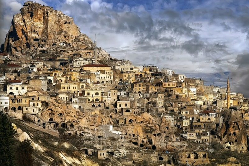 Cultural tours of Cappadocia departing from Istanbul and Bodrum, featuring views of Uçhisar Castle and historic cave hotels. UNESCO World Heritage routes in Turkey, travel packages with boutique stone house accommodations in Nevşehir, and tours of historical sites in Anatolia.