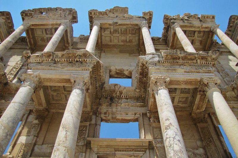 Excursiones a la antigua ciudad de Éfeso con salida desde Estambul y visita guiada a la Biblioteca de Celso, declarada Patrimonio de la Humanidad por la UNESCO. Visitas arqueológicas a la arquitectura antigua de la región del Egeo, guía de viaje a los sitios históricos de Selçuk e Izmir, rutas culturales por toda Turquía y excursiones de un día para recorridos históricos.