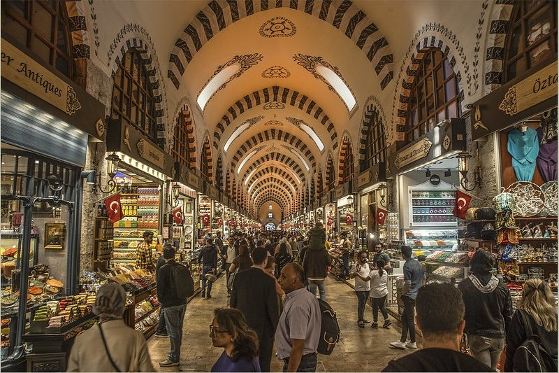 Visitas guiadas de compras al Gran Bazar de Estambul y a tiendas de artesanía tradicional turca. Lugares auténticos para comprar souvenirs en la Península Histórica, tours VIP por la ciudad de Estambul y paquetes turísticos culturales por toda Turquía.