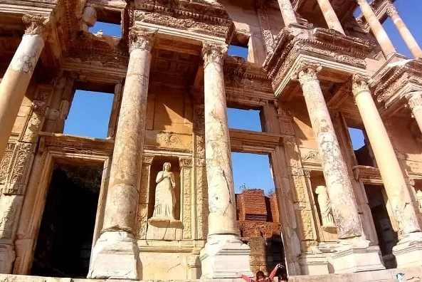 Un recorrido por la antigua ciudad de Éfeso con salida desde Bodrum, que incluye las columnas de mármol y los detalles escultóricos de la histórica Biblioteca de Celso. También se incluyen visitas a destinos culturales en Selçuk e Izmir, una guía de viaje de Éfeso (Patrimonio de la Humanidad por la UNESCO), recorridos arqueológicos de la época romana y rutas históricas por Turquía.