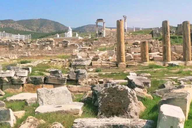 La ruta turística de Pamukkale a Hierápolis, con salida desde Bodrum, incluye el yacimiento arqueológico de la antigua ciudad y las ruinas romanas. Esta guía de viaje de Hierápolis, Patrimonio de la Humanidad de la UNESCO, abarca destinos culturales como Denizli, excursiones arqueológicas y sitios históricos en Turquía.