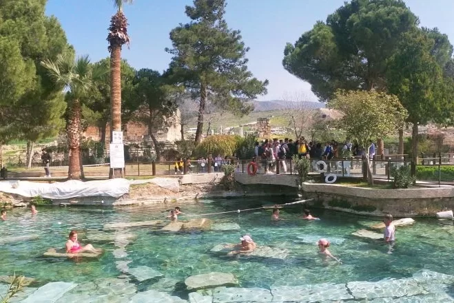 Excursión de un día a Pamukkale con salida desde Bodrum, que incluye una actividad de baño en la histórica piscina de Cleopatra en Hierápolis. También se incluyen visitas a las aguas termales curativas de Denizli, piscinas antiguas declaradas Patrimonio de la Humanidad por la UNESCO, una experiencia de baño entre columnas romanas históricas y una guía de turismo cultural turco.