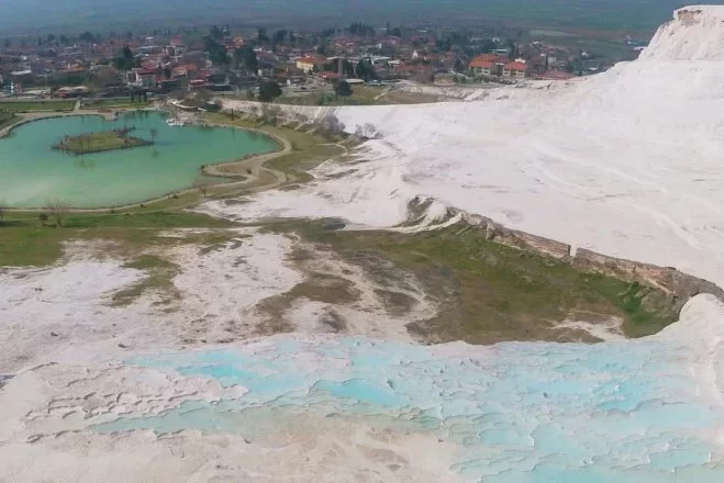 Excursión de un día a Pamukkale con salida desde Bodrum, que ofrece vistas a las terrazas de travertino blanco y a las piscinas termales naturales. Incluye rutas turísticas por Denizli, una guía de viaje de Pamukkale (Patrimonio de la Humanidad por la UNESCO), aguas termales curativas, visitas turísticas a Hierápolis y excursiones por la naturaleza en Turquía.