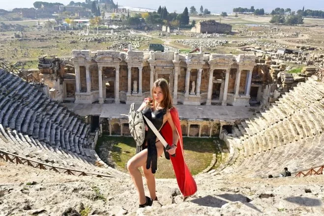 La ruta turística de Pamukkale a Hierápolis, con salida desde Bodrum, incluye visitas al antiguo teatro y actividades fotográficas temáticas. Ofrece recorridos por Hierápolis, Patrimonio de la Humanidad de la UNESCO, destinos culturales en Denizli, arquitectura del antiguo teatro y una guía de viaje sobre la historia de Turquía.