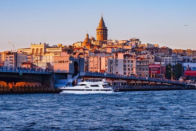 galata-tower Disfrute de las vistas del atardecer desde la Torre de Gálata y de excursiones en yate de lujo por el Cuerno de Oro y el Bósforo en Estambul. También se incluyen paseos privados en barco por el Puente de Gálata, visitas culturales a Karaköy y Eminönü, destinos turísticos marítimos VIP y una guía de viaje de Estambul.