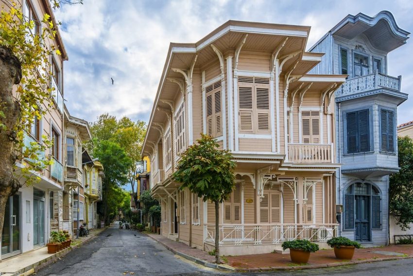 tour-a-islas-principe (1) Excursión de un día a las Islas Príncipe en Estambul: guía turística de las mansiones históricas y antiguas casas de madera de Büyükada. Destinos culturales en las islas, rutas por calles con encanto, guía de viaje de Heybeliada y Kınalıada y turismo de verano en Turquía.