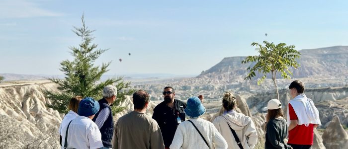 Los viajeros exploran la historia de la región con un guía durante las excursiones por el valle de Capadocia. Disfrute de una excursión profesional por Capadocia con paseos en globo aerostático y vistas panorámicas de las chimeneas de hadas. Un viaje cultural inolvidable en la naturaleza única de Turquía.