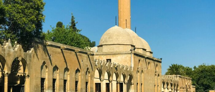 Los característicos arcos, la cúpula y el esbelto minarete de la madraza Rizvaniye, adornados con trabajos de cantería tradicionales, se reflejan estéticamente en las aguas cristalinas.